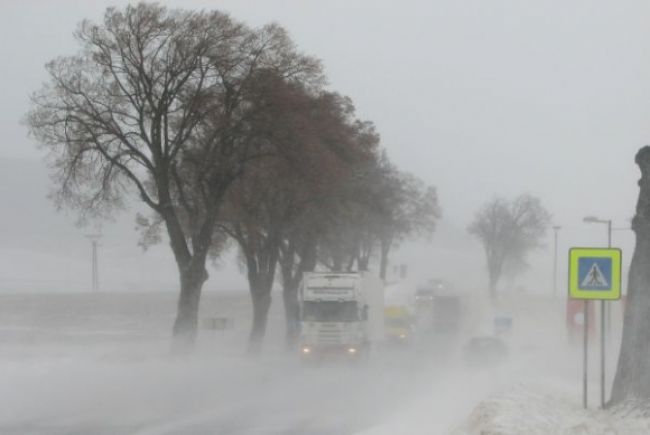 Z oblohy sa sype sneh, na západe sa tvoria jazyky a záveje