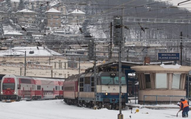 Vandali robia vrásky železničiarom a ohrozujú cestujúcich