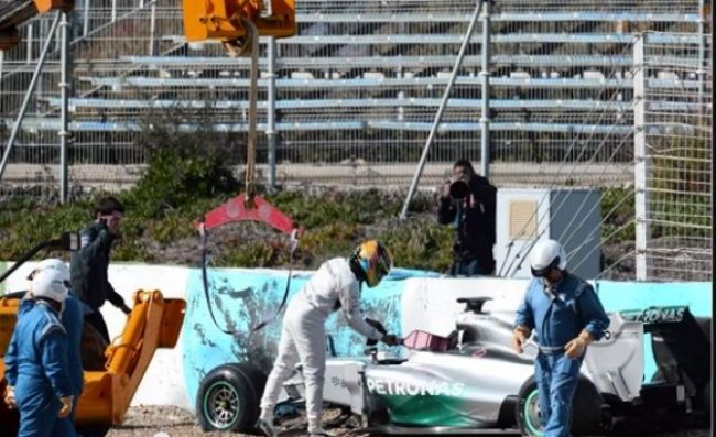 Lewis Hamilton pokrstil nový mercedes o bariéru