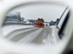 Sneh v Bratislave zhustil premávku, cestári brázdia ulice