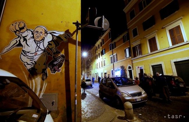 V Ríme zdobí fasádu domu pápež superman