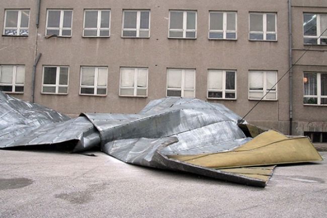 Silný vietor odtrhol časť strechy zimného štadióna v Skalici