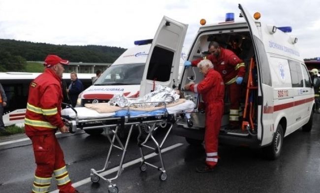 V Trnave havaroval minibus, pri nehode sa zranilo sedem ľudí