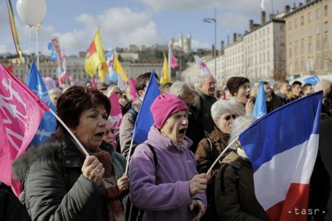 Vyše 100.000 ľudí pochodovalo v Paríži a Lyone za tradičné rodiny