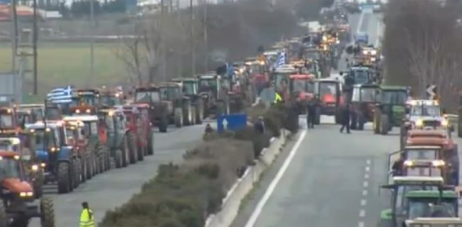 Video: Farmári traktormi zablokovali diaľnicu do Atén