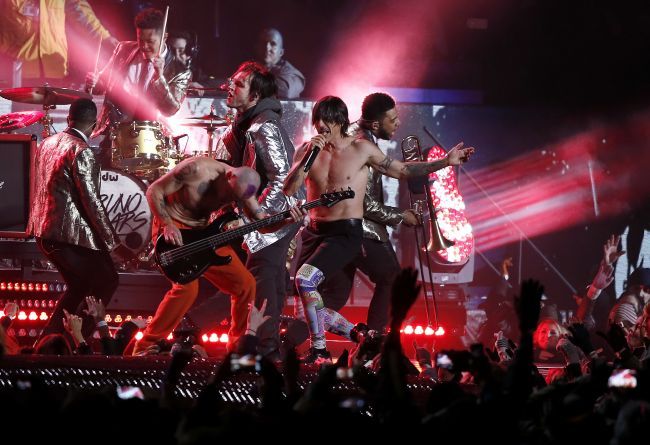 Red Hot Chili Peppers hrali počas Super Bowlu na playback