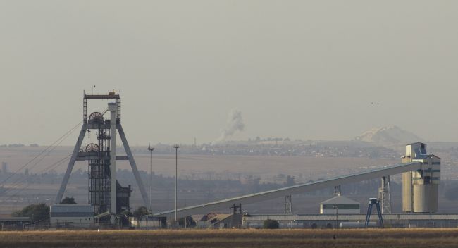 Požiar uväznil sedemnásť baníkov v juhoafrickej zlatej bani