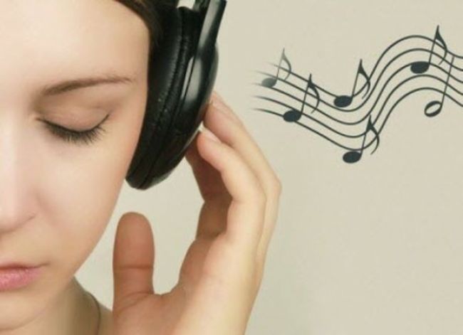 Neprimerane hlasná hudba môže spôsobiť hučanie v ušiach