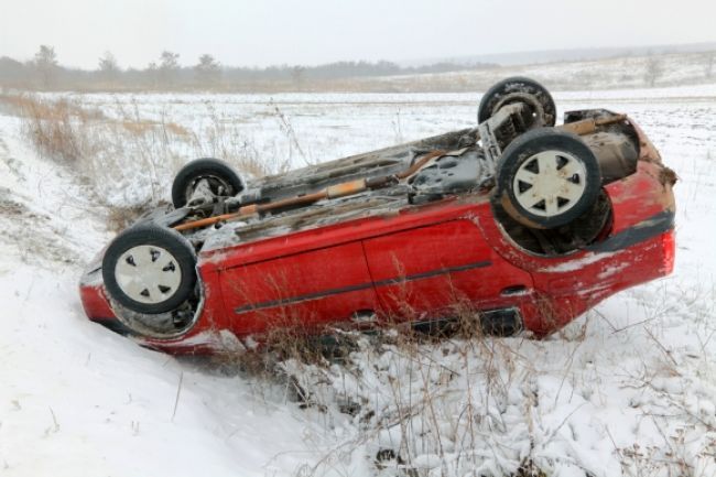 Auto skončilo na streche v kanáli, dvaja ľudia sa zranili