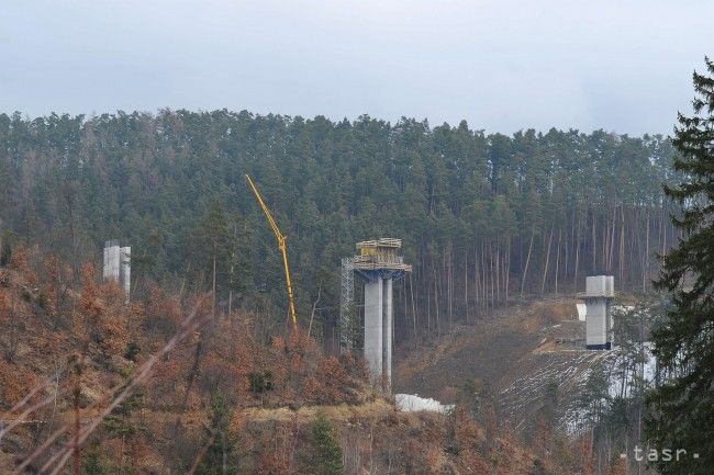 Na rozostavanej diaľnici na Spiši búrajú mostné piliere