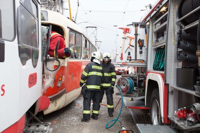 V Bratislave sa zrazili električky, dve ženy sú zranené