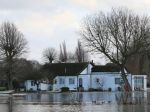 Dážď naďalej sužuje Veľkú Britániu, pod vodou je už mesiac