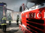 V Jaroveckom ramene horí hausbót, zasahuje desať hasičov