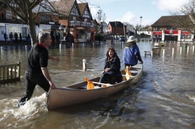 Temža zaplavuje domy, Britov evakuujú