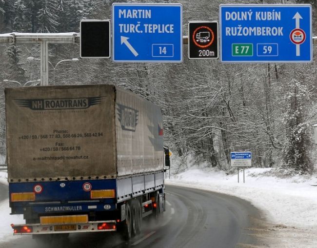 Donovaly už otvorili pre kamióny, situáciu komplikoval dážď