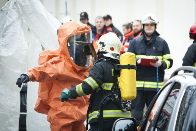 Slzotvorný plyn v škole vyprázdnil budovu, zasahovali hasiči