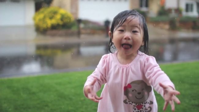 Video: Dieťa vidí po prvýkrát dážď