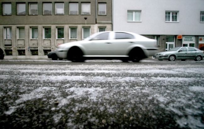 Vodičov ohrozuje poľadovica, šmýka sa najmä na západe