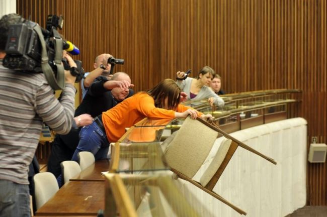 Cirkus v parlamente, žena ohrozovala poslancov stoličkou