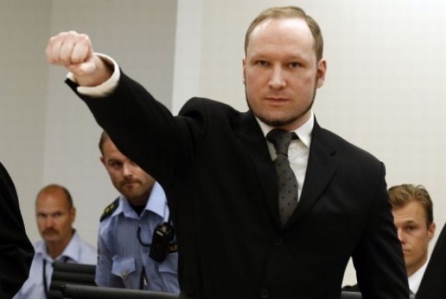 Vrah Breivik sa hnevá, že v cele môže hrať iba detské hry