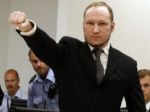 Vrah Breivik sa hnevá, že v cele môže hrať iba detské hry