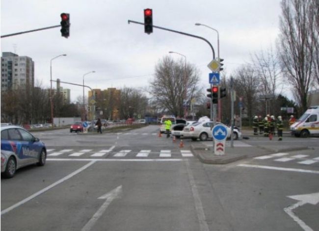 V Petržalke sa zrazili policajti s Octaviou, hľadajú svedkov