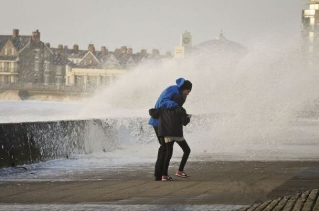 Anglicko stále ničia povodne, krajinu drancuje vietor a dážď