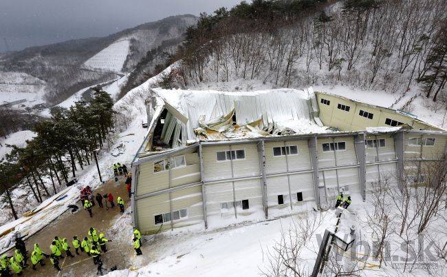 Video: Pád strechy v Južnej Kórei zabil desiatich študentov