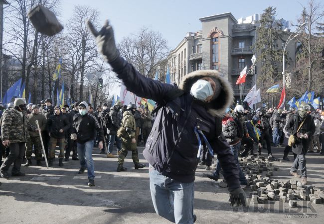 V Kyjeve opäť zomierajú ľudia, horia barikády a lieta dlažba