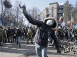 V Kyjeve opäť zomierajú ľudia, horia barikády a lieta dlažba