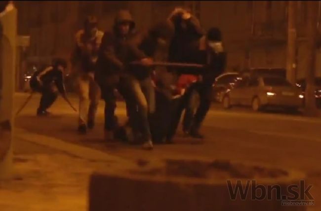 Video: Muž v Kyjeve schytal na ulici smrtiacu guľku