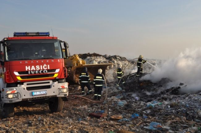 Skládku pri Veľkom Záluží zachvátil požiar, uhorel starý muž