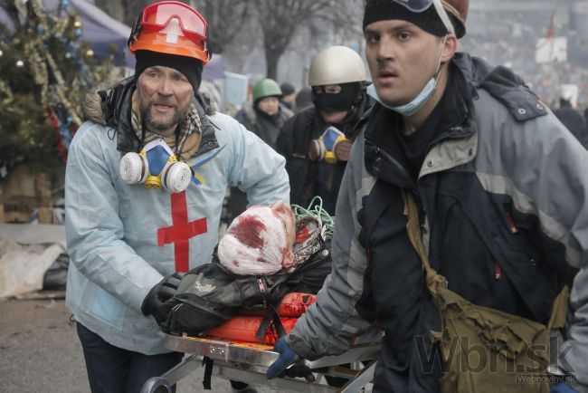 Video: Hrôza v Kyjeve, po Ukrajincoch pália ostrými nábojmi