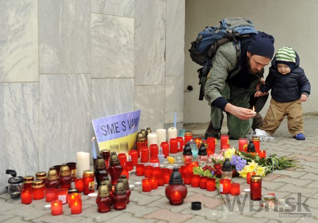 Pred veľvyslanectvom Ukrajiny v Bratislave horeli sviečky