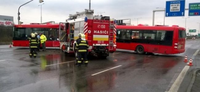 V Bratislave sa zrazil autobus s hasičmi
