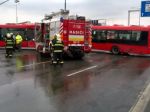 Štyria ľudia zostávajú v nemocnici po nehode autobusu