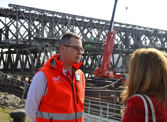 Nehoda na Starom moste, robotník tvrdo dopadol na pontón