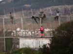 Utečenci zaútočili na ostnatý drôt, dostali sa do Španielska