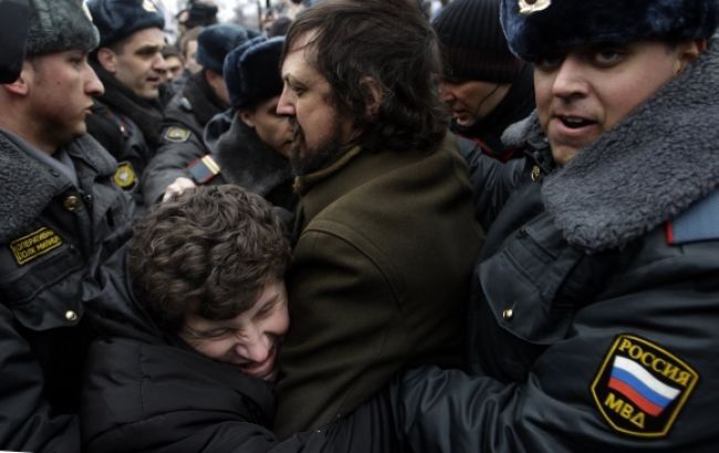 Účastníkov protestu proti Putinovi súd poslal do väzenia