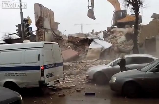Video: Keď sa nepodarí demolácia budovy