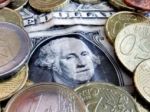 Euro oproti doláru v stredu oslabilo