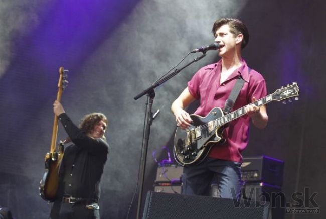 Arctic Monkeys zverejnili čiernobiely klip k piesni Arabella