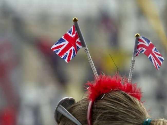 Briti sa trápia nad vlajkou, vrásky im robí Škótsko