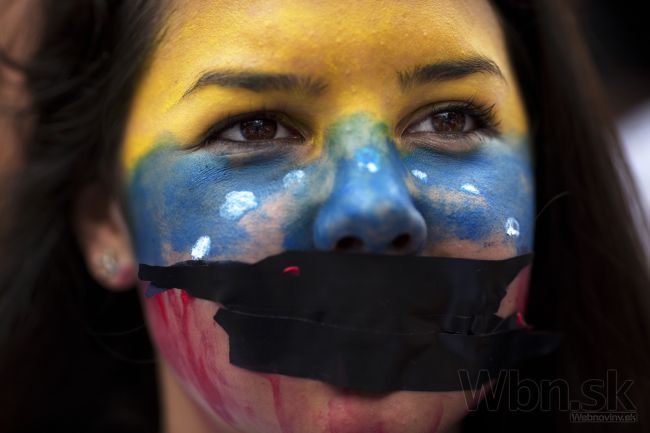 Protesty v Caracase nezastavil ani karneval, ľudia sa búria
