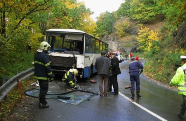 Zrážka auta s autobusom, po nehode hlásia desiatky zranených
