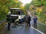 Zrážka auta s autobusom, po nehode hlásia desiatky zranených
