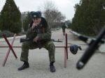Rusi ovládli krymské základne, vydali zatykač na Jaroša