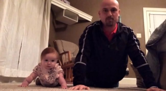 Video: Otec cvičí s bábom