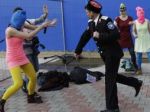 Video: Pussy Riot zbili, vzduchom lietalo jedlo, farby i kov