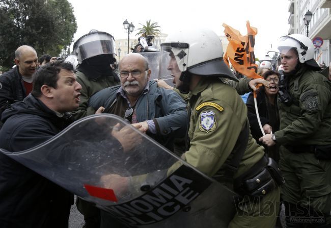 V Aténach cítiť slzotvorný plyn, demonštranti vyšli do ulíc